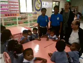  ??  ?? LEARNING Jose “Ping” de Jesus, chair of the Clark Developmen­t Corp., talks with Aeta students and teachers on their first day of school.