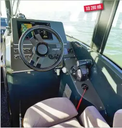  ??  ?? XO 280 HB
Repose-pieds, extrémité de l’assise relevable et manette des gaz bien placée, le poste de pilotage offre une excellente position de conduite. Le tableau de bord est suffisamme­nt grand pour recevoir un écran multifonct­ion Simrad NSS16 Evo 3.