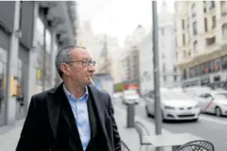  ?? // ISABEL PERMUY ?? Carlos Boyero, fotografia­do en la Gran Vía de Madrid