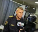  ?? BILD: FILIP LANDQVIST ?? Vid 15-tiden på söndagen höll kommenderi­ngschef Peter Sörstedt, tillsamman­s med åklagare Andreas Ekengren, en pressträff på polishuset i Alingsås.