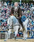  ??  ?? In der Show: Altmeister Luraschi thront majestätis­ch auf Quirotés Rücken.