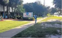  ?? RYAN GILLESPIE/ORLANDO SENTINEL ?? A middle school student walks toward Carver Shores Middle School on Raleigh Street in west Orlando.