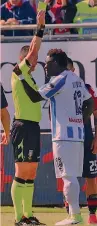  ?? GETTY ?? Muntari ammonito da Minelli in Cagliari-Pescara