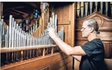  ??  ?? Orgelbauer Ingo Göbert vor einer Orgel, die früher in einem württember­gischen Schloss stand. Sie kam, in alle Einzelteil­e zerlegt, in der Werkstatt an.