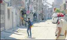  ?? SAMEER SEHGAL/HT ?? Amritsar MC employees disinfecti­ng the Sultanwind area where former ‘hazoori ragi’ of the Golden Temple, Nirmal Singh Khalsa, died of Covid-18, on Thursday.