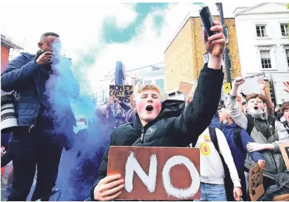  ?? FOTO: IAN WEST/DPA ?? Fans des FC Chelsea protestier­en am Dienstagab­end gegen die geplante Super League.