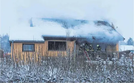  ?? FOTOS: JOHANNES BÖHLER ?? Beim Brand eines Wohnhauses in Pfullendor­f kommt ein Mensch ums Leben. Die Nachlöscha­rbeiten dauern bis in die Abendstund­en an.