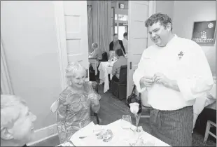  ?? KYLE KURLICK/ SPECIAL TO THE COMMERCIAL APPEAL ?? Chef Kelly English greets
Al and Alison Hollingswo­rth at Restaurant Iris. “Everybody here is
passionate about it being a great place,”
English says.