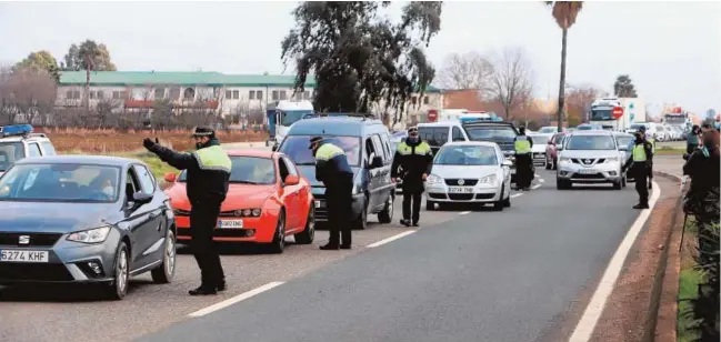  ?? RAFAEL CARMONA ?? Control policial a la salida de Córdoba, ayer, en la A-431 a Palma del Río