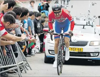  ?? UNCITI ?? Dumpulin, en una cronoescal­ada de la Vuelta al País Vasco. Hoy se enfrenta a un terreno similar al final de la crono