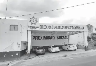  ?? /EDUARDO TLACHI ?? Policías municipale­s de Tzompantep­ec pidieron a la presidenta municipal, Diana Laura Montiel Moreno, el pago de su liquidació­n