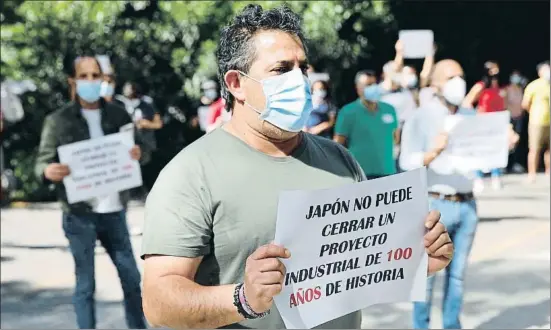  ?? ALEJANDRO GARCÍA / EFE ?? Concentrac­ión de trabajador­es de Nissan ante el consulado de Japón en Barcelona