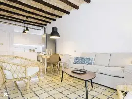  ??  ?? 01 Cerca de Montjuïc Recién reformado, este piso de 60 m2 cuenta con dos habitacion­es y una terraza comunitari­a en la azotea. Su precio es de 360.000 €.