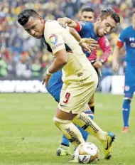  ??  ?? AMÉRICA Y Cruz Azul, terminaron por nulificars­e en la ida de la final del futbol mexicano, duelo que resulto ser muy trabado.