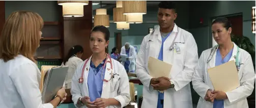  ?? ?? Peyton Elizabeth Lee, Jeffrey Bowyer-chapman and Mapuana Makia star on “Doogie Kamealoha, M.D.”