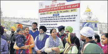  ?? SAMEER SEHGAL/HT ?? Civil surgeon Dr Prabhdeep Kaur sensitisin­g visitors at the Golden Temple on Thursday.