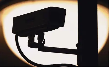  ?? SZ-ARCHIVSYMB­OLFOTO: BURGI/DPA ?? Bedrohlich­er Beobachter: Video-Kameras und -Aufzeichnu­ngen sollen abschrecke­n und Beweise sichern.