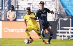  ?? ISAIAH J. DOWNING/SWITCHBACK­S FC ?? New Mexico midfielder Amando Moreno (10) tries to break away from Colorado Springs defender Jordan Burt during Saturday night’s game in Colorado.