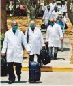  ?? EFE ?? MÉDICOS DE CUBA. Quieren reconocer su labor humanitari­a.
