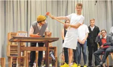  ?? FOTOS: CHRISTOPH KLAWITTER ?? Bei der Aufführung „Der Besuch der alten Dame“nimmt der Metzger (vorne rechts, Karl Geiger) bei Alfred Ill (vorne links, Jakob Heim) schon einmal Maß.