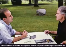  ?? (ARCHIVES PERSONNELL­ES) ?? Journalist­e au «Giornale del Popolo», Nenad Stojanovic interroge le président de la Confédérat­ion Moritz Leuenberge­r. Ascona, août 2011.