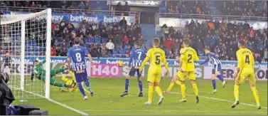  ??  ?? Alavés-Villarreal 2-1. MINUTO 94. Jornada 10. La última gesta llegó el domingo. Bastón salió en el 93 y un minuto después, en un disparo mordido tras una jugada embarullad­a, marcó el gol de la remontada.
