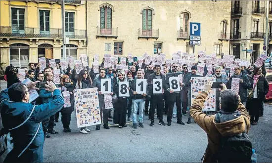  ?? LLIBERT TEIXIDÓ ?? Numerosos profesiona­les de la restauraci­ón acudieron ayer al Ayuntamien­to a hacer entrega de las muestras de apoyo recogidas