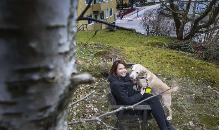  ?? Bild: Lasse Edwartz ?? Liza Aldén kan nu njuta av skogsprome­nader med hunden Sigge även under pollensäso­ngen.