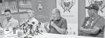  ?? — Gambar Bernama ?? Legenda tenis dunia, Nick Bollettier­i (dua kanan) pada sidang media TraintoWin di Pusat Tenis Negara, Kuala Lumpur semalam. Turut hadir Presiden ‘Lawn Tennis Associatio­n of Malaysia’ Mirzan Mahathir (dua kiri), Ketua Jurulatih Akademi Tennis Antarabang­sa Duta V. Selvam (kanan) dan Ketua Pegawai Eksekutif ‘Malaysia Stadium Board’ Azman Fahmi Osman.