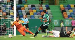  ??  ?? Raphinha foi dos melhores em campo, com um golo e uma assistênci­a