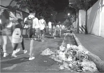  ??  ?? A mound of garbage generated from the Sinulog. Cebu City Mayor Tomas Osmeña praised the city’s street cleaners for being able to tidy up the city immediatel­y after the grand parade.