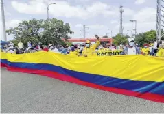  ??  ?? Bandera grande en una de las marchas en Riohacha.