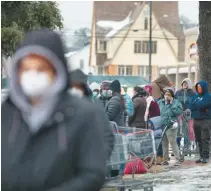  ?? /AFP ?? Largas filas en los centros de servicio por la llegada de una nueva ola invernal en el centro del país