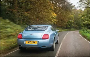  ??  ?? Ci-dessus Deux turbos, 4 arbres à cames, 48 soupapes et 12 cylindres ont pour résultat 560 ch et 320 km/h. Bentley Continenta­l GT 2003
Moteur W12, 5 998 cm3, biturbo, 48 soupapes, 2 x 2 ACT Puissance 560 ch à 6 100 tr/min Couple 650 Nm à 1600...