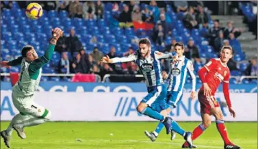  ??  ?? SU CUARTO TANTO. El central del Deportivo, Domingos Duarte, marcó el 2-1 en fuera de juego.