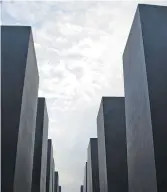  ??  ?? On voit ici le mémorial de l’Holocauste de Berlin. Cette gigantesqu­e installati­on permanente est composée de 2711 blocs de béton. - Acadie Nouvelle: Pascal Raiche-Nogue