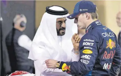  ?? Darko Bandic / AFP ?? Verstappen charla con el presidente de la FIA, Mohammed Ben Sulayem, ayer tras lograr la ‘pole’.