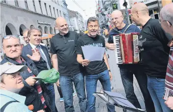  ?? NGZ-FOTO: WOITSCHÜTZ­KE ?? Am Stand des Schützenlu­stzuges „Echte Frönde“ging es musikalisc­h zu.