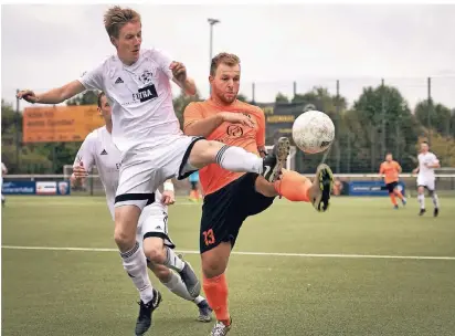  ?? RP-FOTO: RALPH MATZERATH ?? VfB-Abwehrchef Christoff Donath (links) trennt in dieser Szene Mario Stoffels vom Ball.