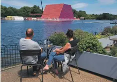  ?? AFP ?? A view across the Serpentine of ‘The Mastaba’ being built