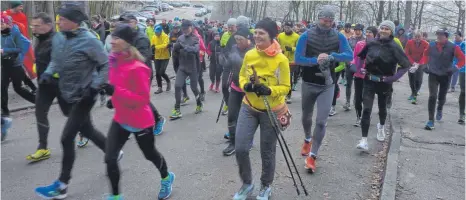  ?? FOTO: JOSEF SCHNEIDER ?? Rund 300 Jogger, Walker und Spaziergän­ger nahmen am zweiten Weihnachts­tag am 27. Weihnachts­lauf rund um den Kressbachs­ee und im Handwald teil.