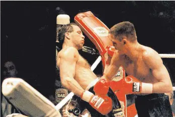  ?? FOTO: IMAGO ?? Einer seiner besten Kämpfe: Graciano Rocchigian­i (re.) bringt Henry Maske am 27. Mai 1995 in Nöte.