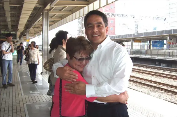  ?? — Photos courtesy of Bruce Hollywood and Louis Bazar Jr ?? Bruce Hollywood and his mother, Nobue Ouchi, say goodbye at Shizuoka Station in 2009 after a visit. It was the last time he would see her. She died of a heart attack the following month.