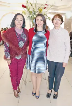  ??  ?? Dora Berlanga con sus organizado­ras Olga Guadalupe García y Victoria Ramos del Bosque.