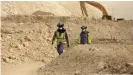  ??  ?? Gastarbeit­er in Katar wurden Pässe abgenommen, Tausende sind beim Bau der WM-Stadien gestorben