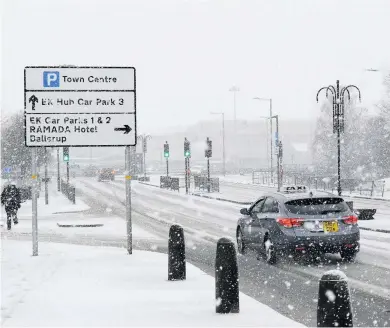  ??  ?? Churchill Avenue Monday morning saw heavy snow conditions in East Kilbride, repeated on Tuesday