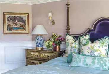  ?? ?? |BELOW, RIGHT| There are plenty of intricate details to appreciate in this bedroom, and they really pop against the lilac grass cloth from Thibaut. For an extra touch of “glam,” Roxanne chose the vintage sconce from a consignmen­t shop called Magnolia Mews.