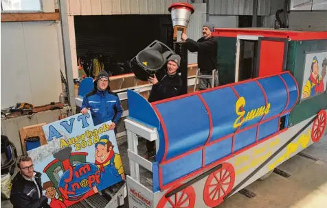  ?? Foto: Andreas Lode ?? Die Lok hat ausgedampf­t: Der Fasching ist vorbei, auch für den Wagen des AVT Auerbach. Kleinere Aufbauten wie den Schornstei­n und die Musikanlag­e bauten (von links) Reinhold Hampp, Max März, Julian Christ und Stefan Reitmayer gestern ab. Die meisten...