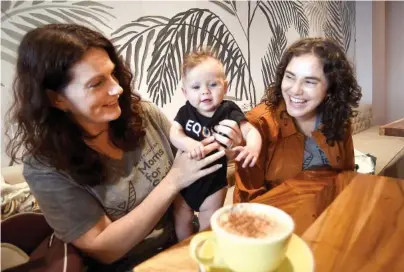  ?? STAFF PHOTOS BY MATT HAMILTON ?? Taylor Lyons, left, holds her daughter Maeve, 5 months, while meeting with Mari Smith at the Hamilton Place Mean Mug Coffeehous­e on June 7.