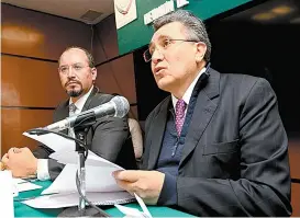  ??  ?? Raúl González Pérez, durante la reunión con diputados.